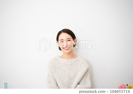 靠牆坐著的年輕女子 — 生活方式形象 靠牆坐著的年輕女子 — 生活方式形象 108655719