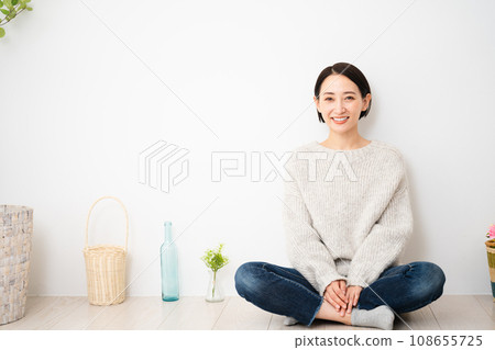 靠牆坐著的年輕女子 — 生活方式形象 108655725