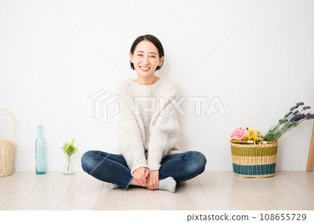 靠牆坐著的年輕女子 — 生活方式形象 靠牆坐著的年輕女子 — 生活方式形象 108655729
