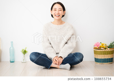 靠牆坐著的年輕女子 — 生活方式形象 108655734