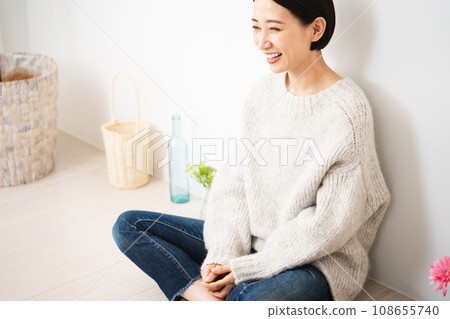 靠牆坐著的年輕女子 — 生活方式形象 108655740