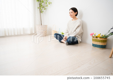 靠牆坐著的年輕女子 — 生活方式形象 108655745