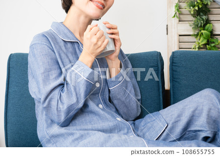 穿著睡衣生活方式形象的年輕女子 穿著睡衣生活方式形象的年輕女子 108655755