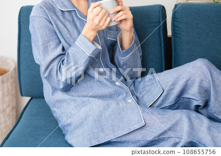 穿著睡衣生活方式形象的年輕女子 穿著睡衣生活方式形象的年輕女子 108655756