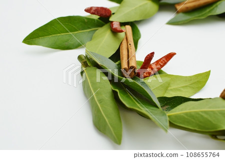Bay leaf, chili pepper and cinnamon kitchen wreath 108655764