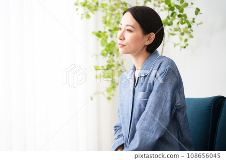 穿著睡衣生活方式形象的年輕女子 108656045