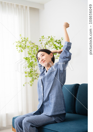 穿著睡衣生活方式形象的年輕女子 108656049