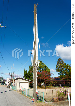 公園內的柱子上懸掛著白色消防水龍帶 108656131