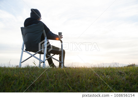 主持，男人坐在露營椅上喝咖啡 108656154