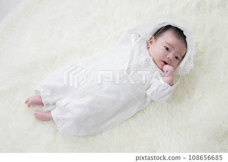 Overhead view of the whole body of a baby lying on the floor 108656685