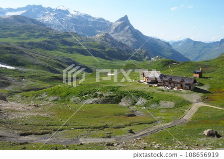 法國的山間小屋和美麗的阿爾卑斯山風景 法國的山間小屋和美麗的阿爾卑斯山風景 108656919
