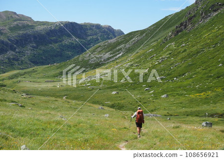 徒步旅行者在法國阿爾卑斯山行走 徒步旅行者在法國阿爾卑斯山行走 108656921