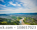 Photographing Wakayama city and Wakayama bay from a paraglider flying over Kinokawa in the rainy weather 108657023