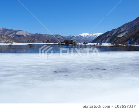 福島縣秋元湖的積雪已經開始融化。湖上的冰已經鬆動,藍色的湖面和白雪皚皚的三之輪山令人印象深刻,美麗極了。 福島縣秋元湖的積雪已經開始融化。湖上的冰已經鬆動,藍色的湖面和白雪皚皚的三之輪山令人印象深刻,美麗極了。 108657337