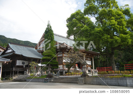 No. 30 Temple Momozan Tomyoin Zenrakuji Temple (Taishido/Main Hall) [Kochi City, Kochi Prefecture] 108658095