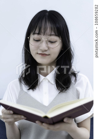 戴眼鏡看書的年輕女子 108659282