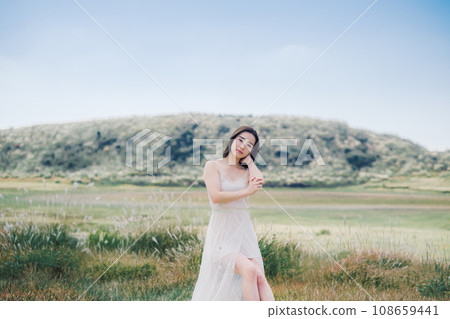 美女形象：坐在大自然椅上的女人 108659441