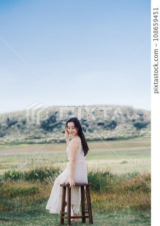 美女形象:坐在大自然椅上的女人 美女形象:坐在大自然椅上的女人 108659451