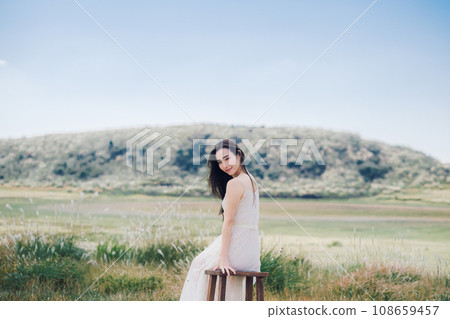 美女形象：坐在大自然椅上的女人 108659457