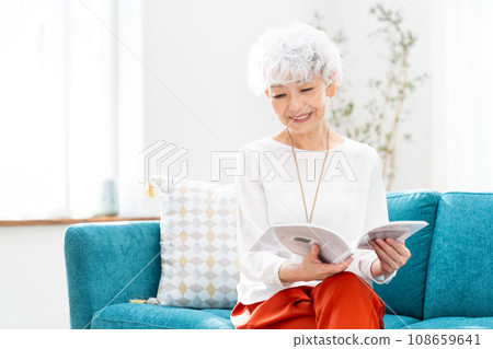 在客廳看雜誌的高級女性 108659641