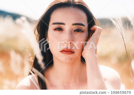 蒲葦中的女人的美麗形象 蒲葦中的女人的美麗形象 108659879