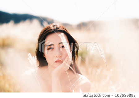 蒲葦中的女人的美麗形象 108659892