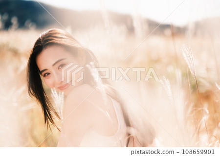 蒲葦中的女人的美麗形象 蒲葦中的女人的美麗形象 108659901