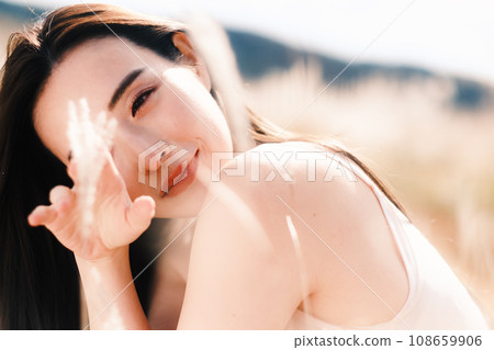 蒲葦中的女人的美麗形象 蒲葦中的女人的美麗形象 108659906