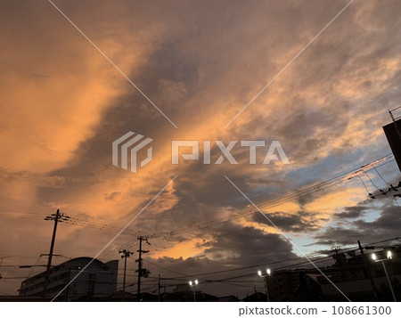 雲彩被夕陽染紅 雲彩被夕陽染紅 108661300