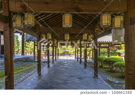 Lanterns in the corridor of Manpukuji, the head temple of the Obaku sect Lanterns in the corridor of Manpukuji, the head temple of the Obaku sect 108661389