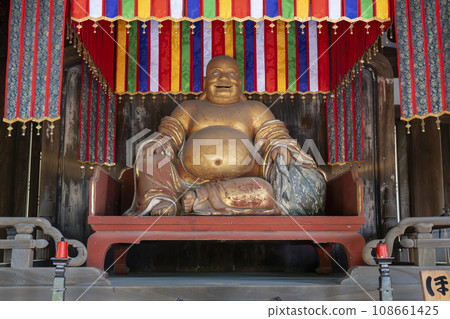 The main temple of the Obaku sect, Manpukuji Temple, Tennoden, seated statue of Maitreya Bodhisattva (Hotei) The main temple of the Obaku sect, Manpukuji Temple, Tennoden, seated statue of Maitreya Bodhisattva (Hotei) 108661425