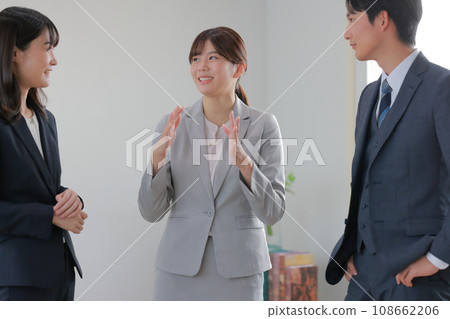 新生說出自己的想法，2 位商務人士聆聽 2 108662206