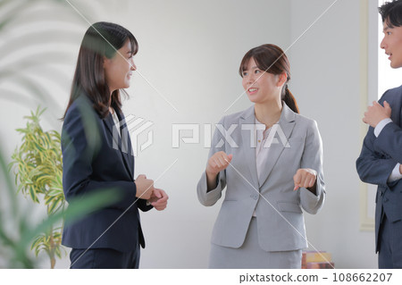 新生說出自己的想法,2 位商人傾聽 3 新生說出自己的想法,2 位商人傾聽 3 108662207