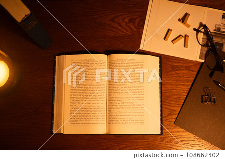 打開書本和桌上的燈 108662302
