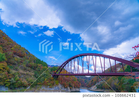 [Autumn material] Autumn leaves of Okususobana Valley [Nagano Prefecture] 108662431