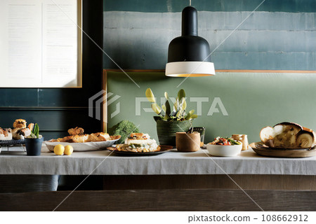 派對食物排列在桌上的圖像，生成人工智慧 108662912