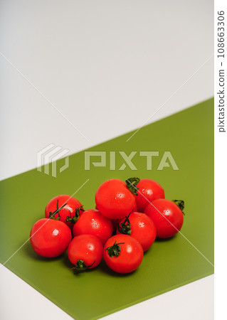 綠色切板上的櫻桃番茄 綠色切板上的櫻桃番茄 108663306