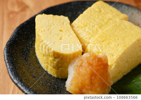 Sushi roll egg 108663566