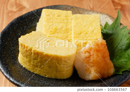 Sushi roll egg 108663567