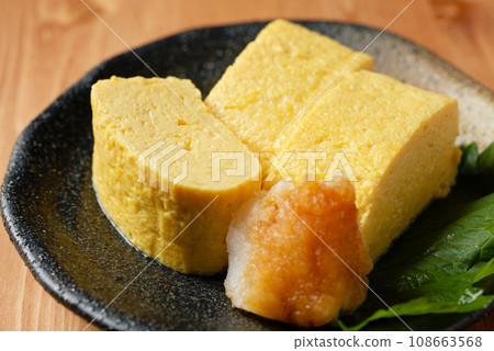 Sushi roll egg 108663568