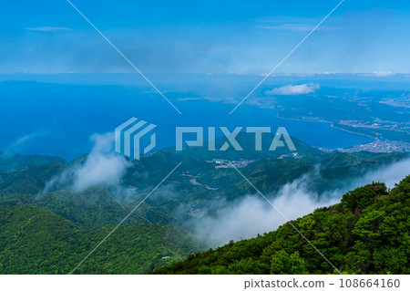Sea of clouds and fresh greenery from Mt. Unzen Myoken [Unzen City, Nagasaki Prefecture] 108664160
