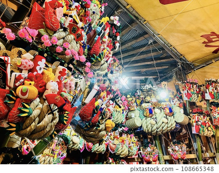 Rake of Tori no Ichi shining in the night sky_Asakusa Tori no Ichi_Rake_Kakome 108665348