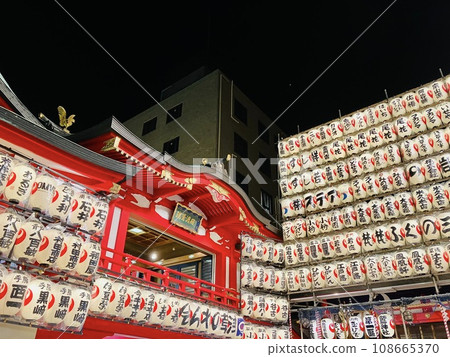 Washi Shrine, the birthplace of Tori no Ichi_Tori no Ichi_Washi Shrine that shines in the predawn night sky starting at midnight on Ichi-no-Tori 108665370