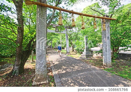 福岡縣田川市須佐神社鳥居門和走在路上的人們 福岡縣田川市須佐神社鳥居門和走在路上的人們 108665766