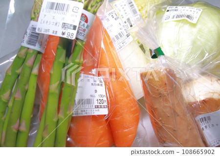 Vegetables whose bad parts are cut off and sold at a low price (vegetables with meaning and difficult vegetables) Vegetables whose bad parts are cut off and sold at a low price (vegetables with meaning and difficult vegetables) 108665902