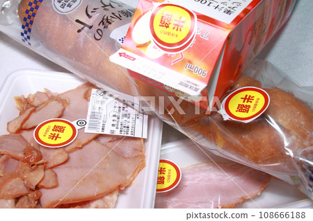 Bread, juice, bacon, and grilled pork are being sold at half price because their expiration dates are nearing. 108666188