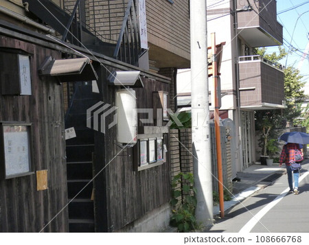 Kagurazaka's black-walled Japanese-style izakaya Kagurazaka's black-walled Japanese-style izakaya 108666768