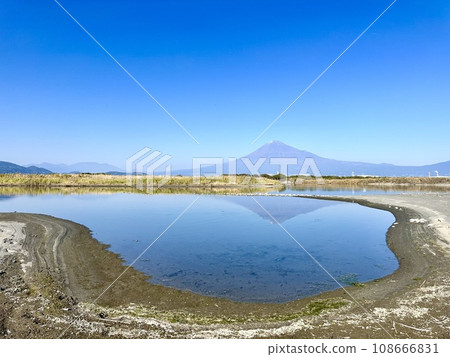 從富士河口看秋天的富士山 從富士河口看秋天的富士山 108666831