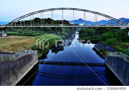 Water pipe bridge 108666909