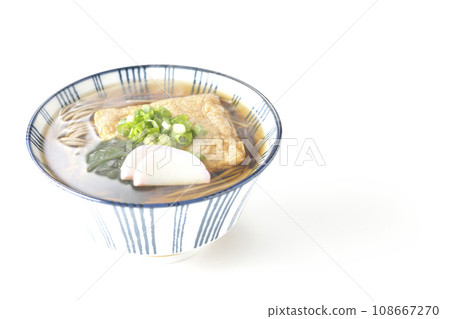 熱狐狸蕎麥麵,上面放著炸豆腐、魚糕、裙帶菜和蔥,在白色背景下拍攝 熱狐狸蕎麥麵,上面放著炸豆腐、魚糕、裙帶菜和蔥,在白色背景下拍攝 108667270